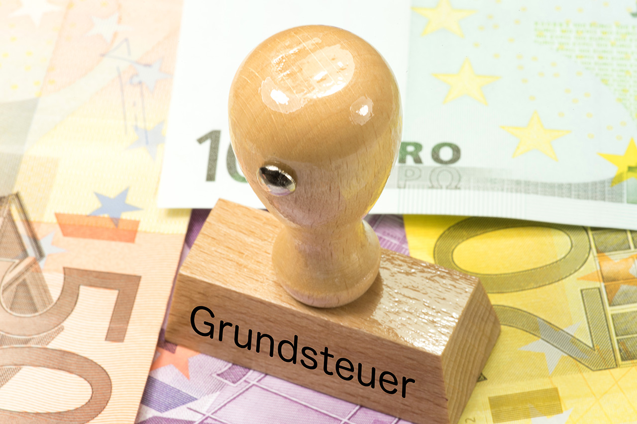 Euro-Scheine mit Stempel „Grundsteuer”